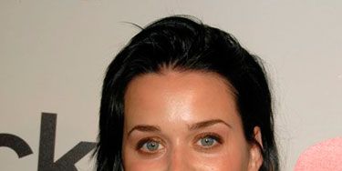 Before she nailed her signature style, a fresh-faced Katy hit up a party with long, natural hair and gold eyeshadow.