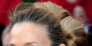 The <i>SATC 2</i> star once admitted that she's very bad with makeup,
but she obviously knows a thing or two about hot hair; SJP gave us major
extension envy with her voluminous blonde bun.
