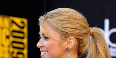 To get Shakira's sexy updo, prep first by blow-drying hair straight with a
round brush, which will create volume at
the roots and make strands supersmooth, according to Harry Josh, international
creative
consultant for John Frieda.
