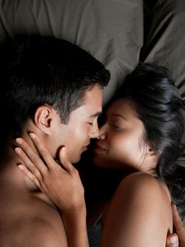 539fcec26035c_-_cos-01-couple-kissing-in-bed-de.jpg