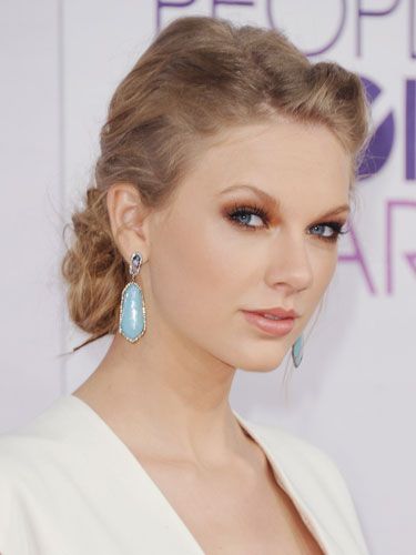 It's official: Taylor Swift has graduated from teen queen cute to vamped-up vixen. At the People's Choice Awards, she dazzled—dazzled—in smokey copper shadow, lashes for days, and a just-messy-enough braided chignon. 