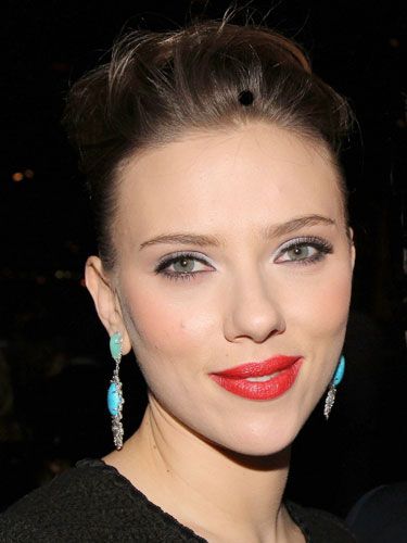 At the Broadway premiere of <i>Cat on a Hot Tin Roof</i>, ScarJo reminds us why she's our boyfriend's favorite pinup. We're living for the silver shadow/matte rosy-red lipstick combo.