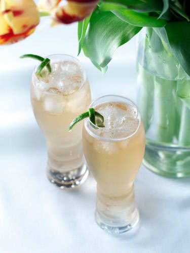 <i>2 oz. Ron Abuelo Añejo<br />
4 oz. sparkling wine<br />
Ginger ale</i><br /><br />

Combine all ingredients in a glass filled with ice and stir.

<br /><br /><i>Source: Ron Abuelo Rum</i>