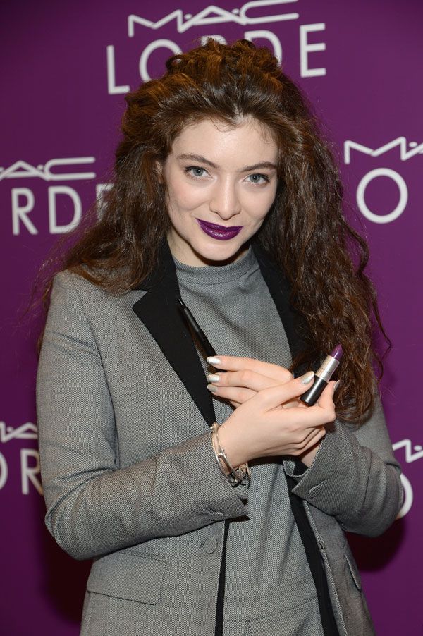 https://hips.hearstapps.com/cos.h-cdn.co/assets/cm/14/25/53a014d469b4a_-_cos-03-lorde-fabb-mdn.jpg