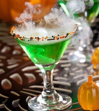 Drink, Cocktail garnish, Alcoholic beverage, Non-alcoholic beverage, Distilled beverage, Cocktail, Food, Champagne cocktail, Classic cocktail, Liqueur, 