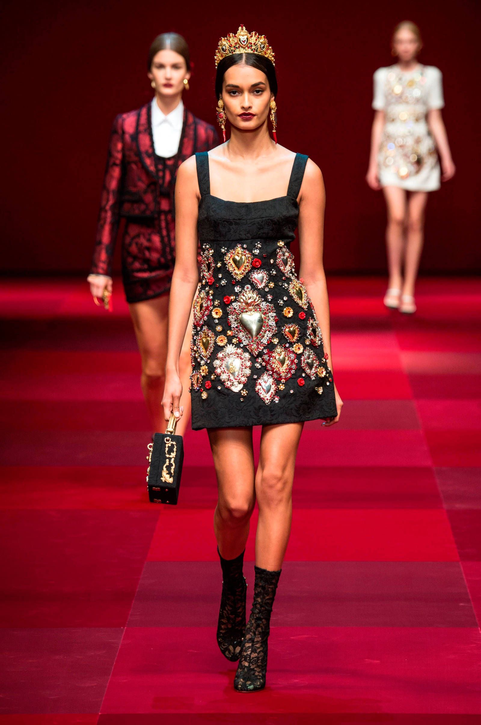 Kendall Jenner walks front and centre for Dolce Gabbanna Spring 2015