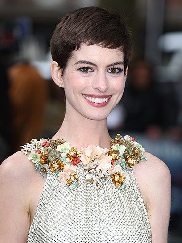 Anne Hathaway's side-swept crop - celebrity hair and hairstyles | Glamour UK