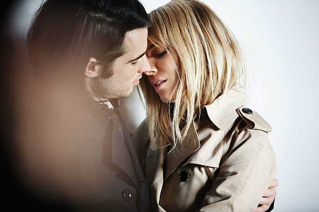 Burberry hotsell trench kiss