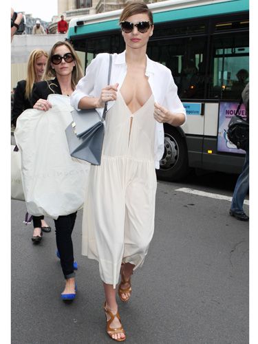 Miranda Kerr bares boobs :: Paris Fashion Week