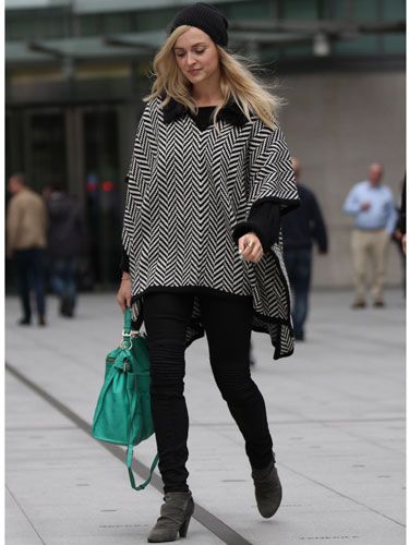Wearing a frumpy looking outfit, DJ Fearne Cotton leaves BBC Radio 1  sporting a rip in the back of her tights. London, UK. 2/8/11 Stock Photo -  Alamy