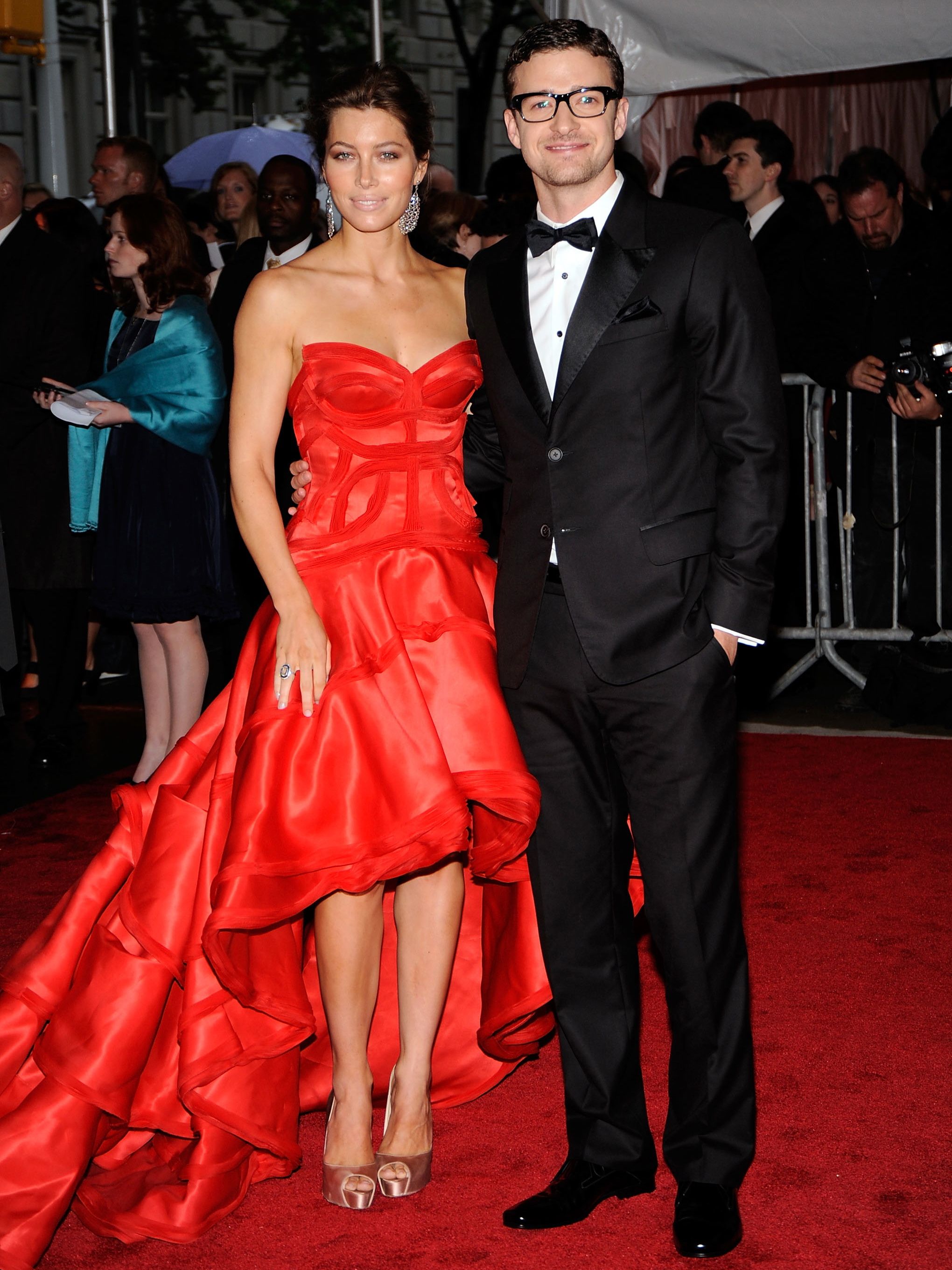 Wearing Red on a Date: Why Men Like Women in Red