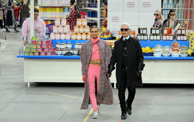 chanel-fall-winter-2014-grocery-store-runway-show-13