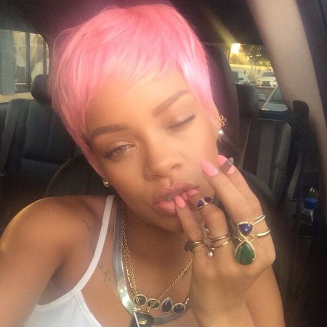 Forsvinde Manøvre husmor Rihanna has pink hair and it's AMAZING
