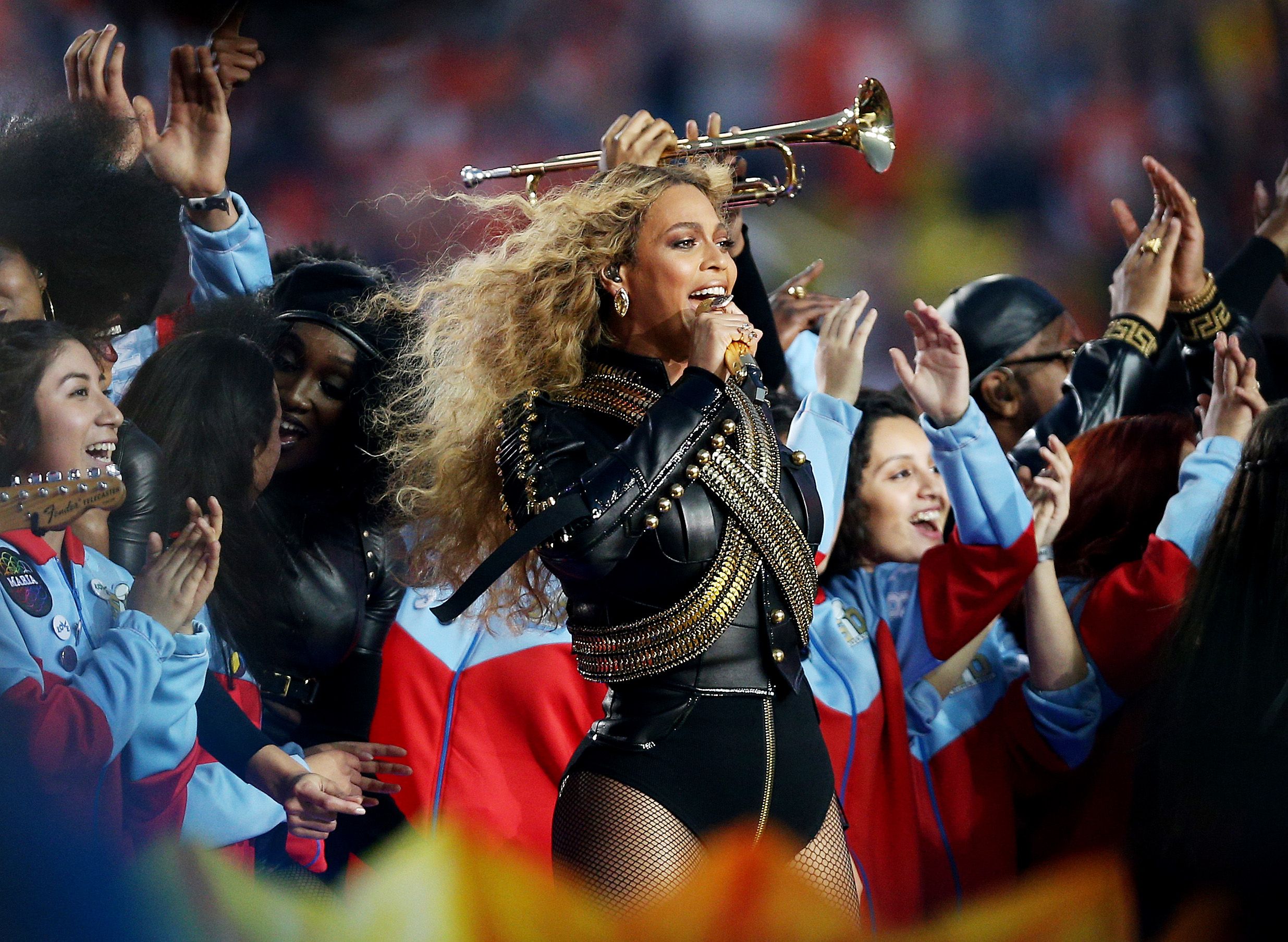 Beyoncé And Bruno Mars Had A Dance Battle At The Super Bowl