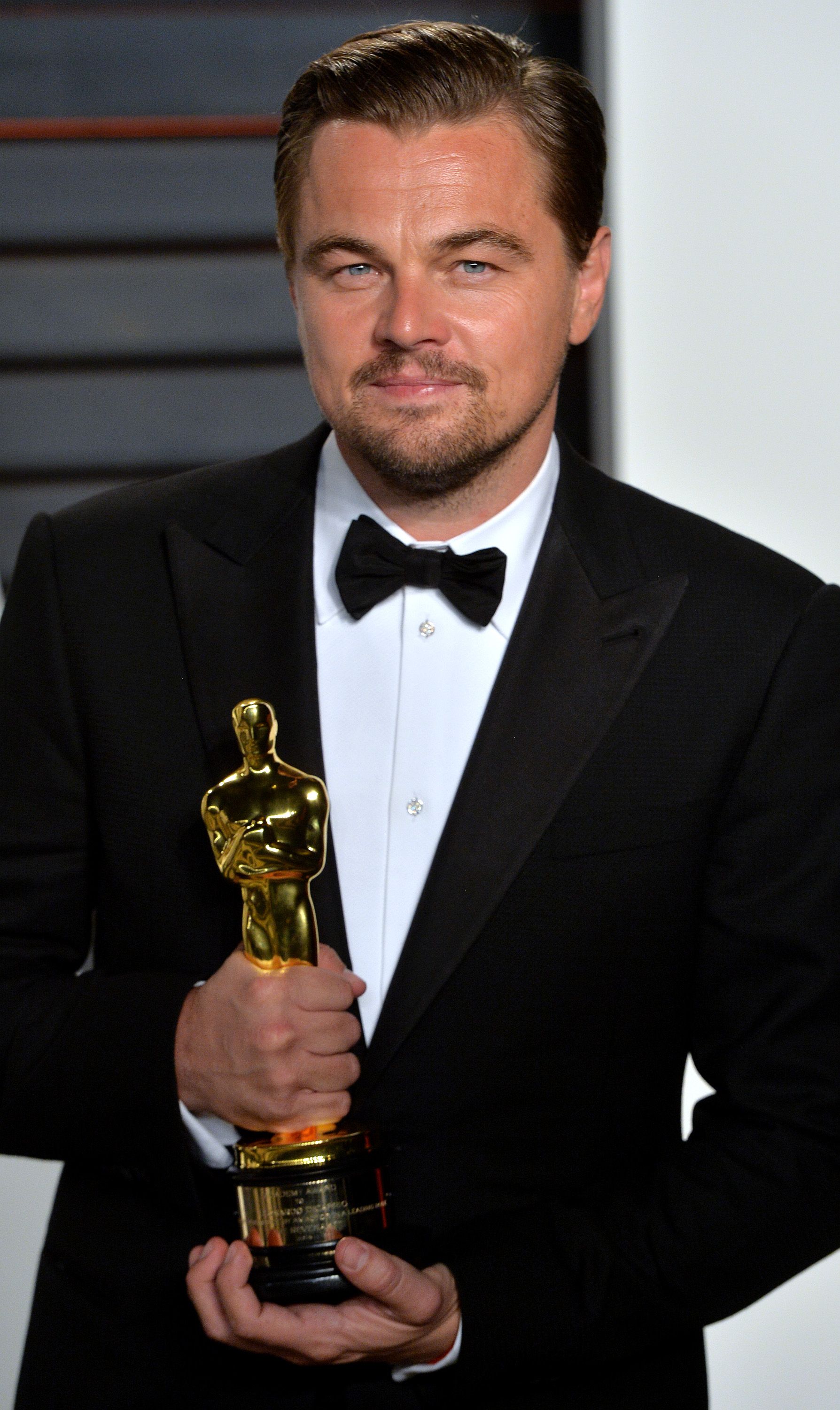 Watch Leo Get His VERY FIRST Oscar Statuette Engraved