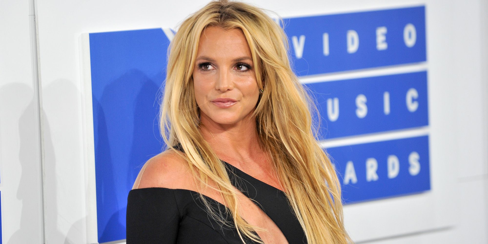 2000px x 1000px - Britney Spears Posted Steamy Photos While Vacationing in London