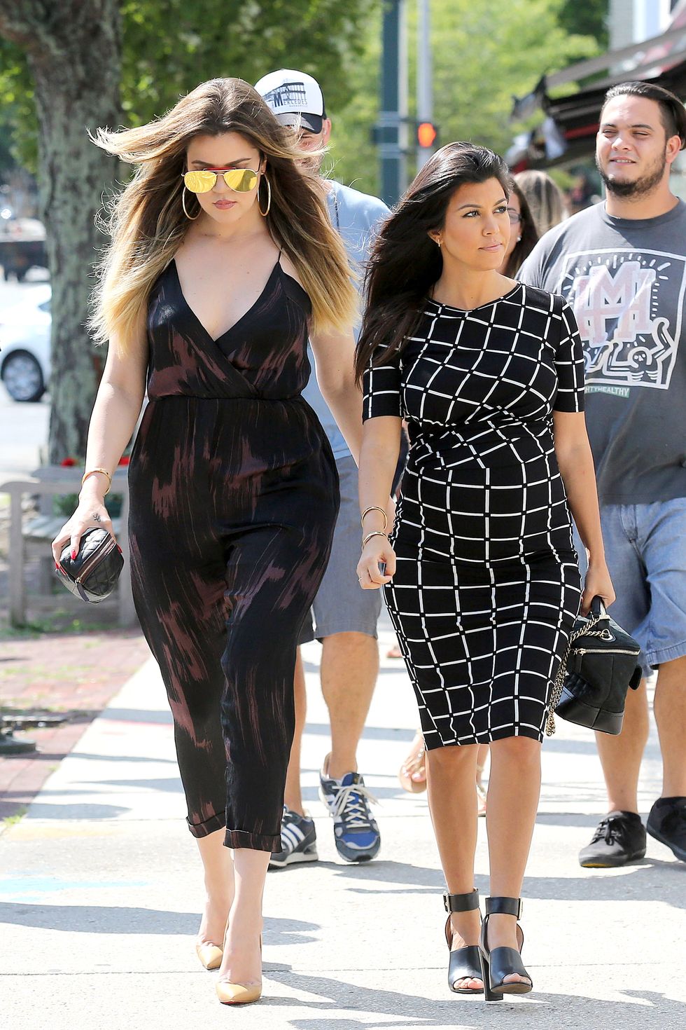 Kourtney Kardashian looks chic walking with Khloe in the Hamptons - celebrity maternity style - fashion - cosmopolitan.co.uk