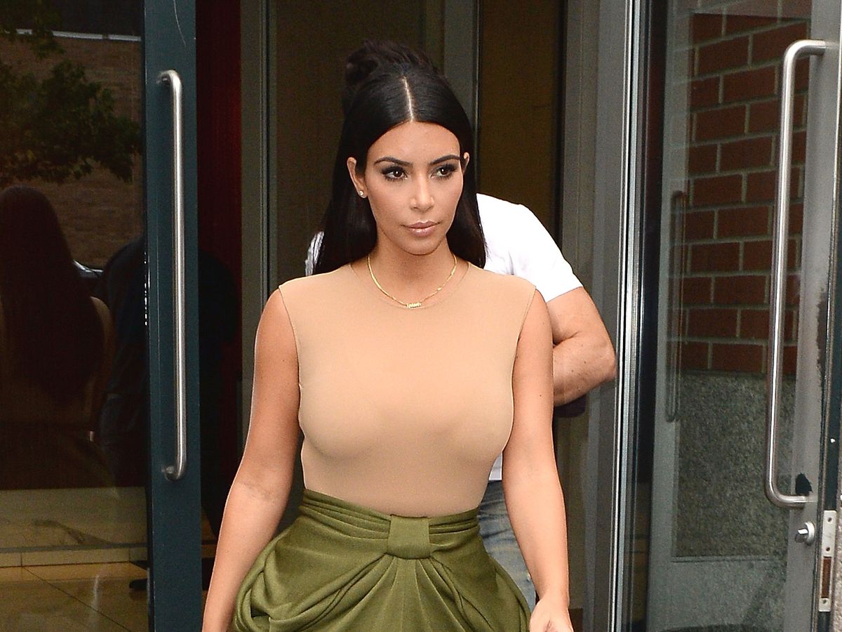 Kim Kardashian Shows Off Her Tiny Waist In A Crop Top — Pic – Hollywood Life