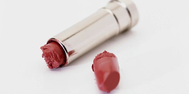13 emergency makeup swaps - broken lipstick hack
