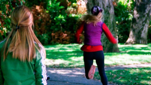 Rachel and Phoebe running - Friends
