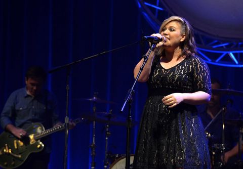 Kelly Clarkson covers Shake It Off and it's awesome