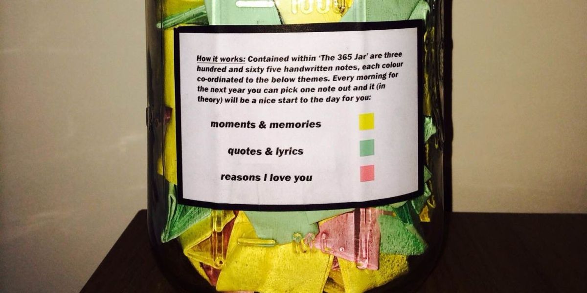 Romantic gestures, 365 love notes to girlfriend, man writes girlfriend a lo...