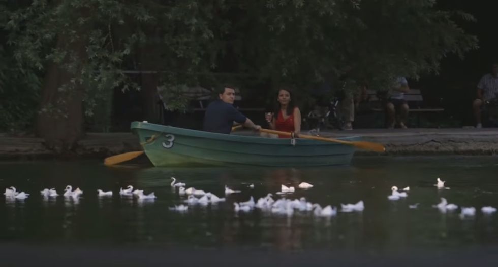 This man recreated The Notebook rowing boat scene to propose