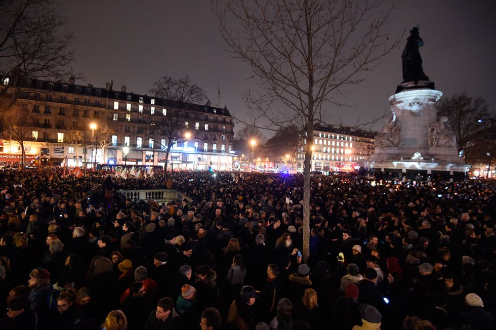 Tina Fey defends free speech as thousands rally in support of Charlie Hebdo after Paris shootings