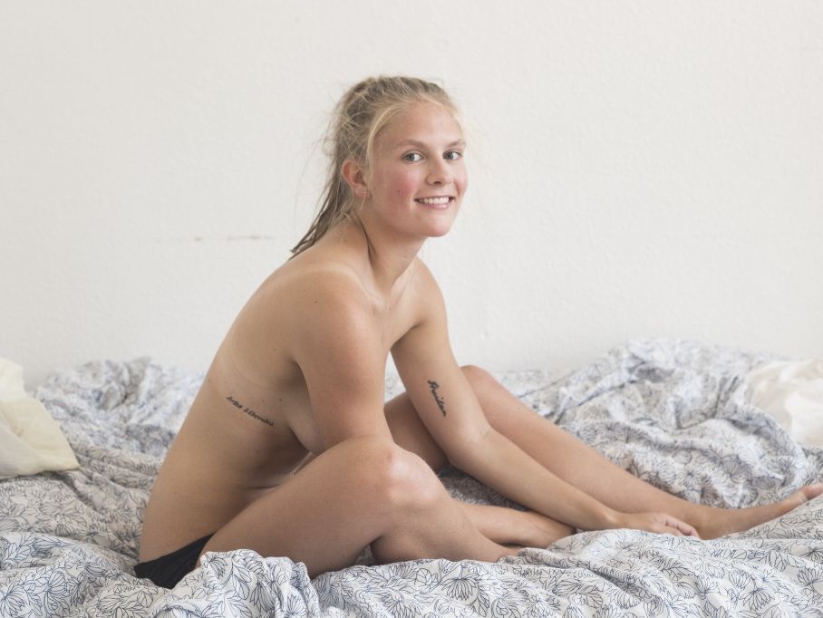 908px x 682px - This girl struck back at 'revenge porn' images of her by posing naked in  her own project