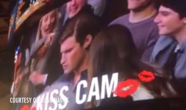 Woman's date snubs her kiss-cam