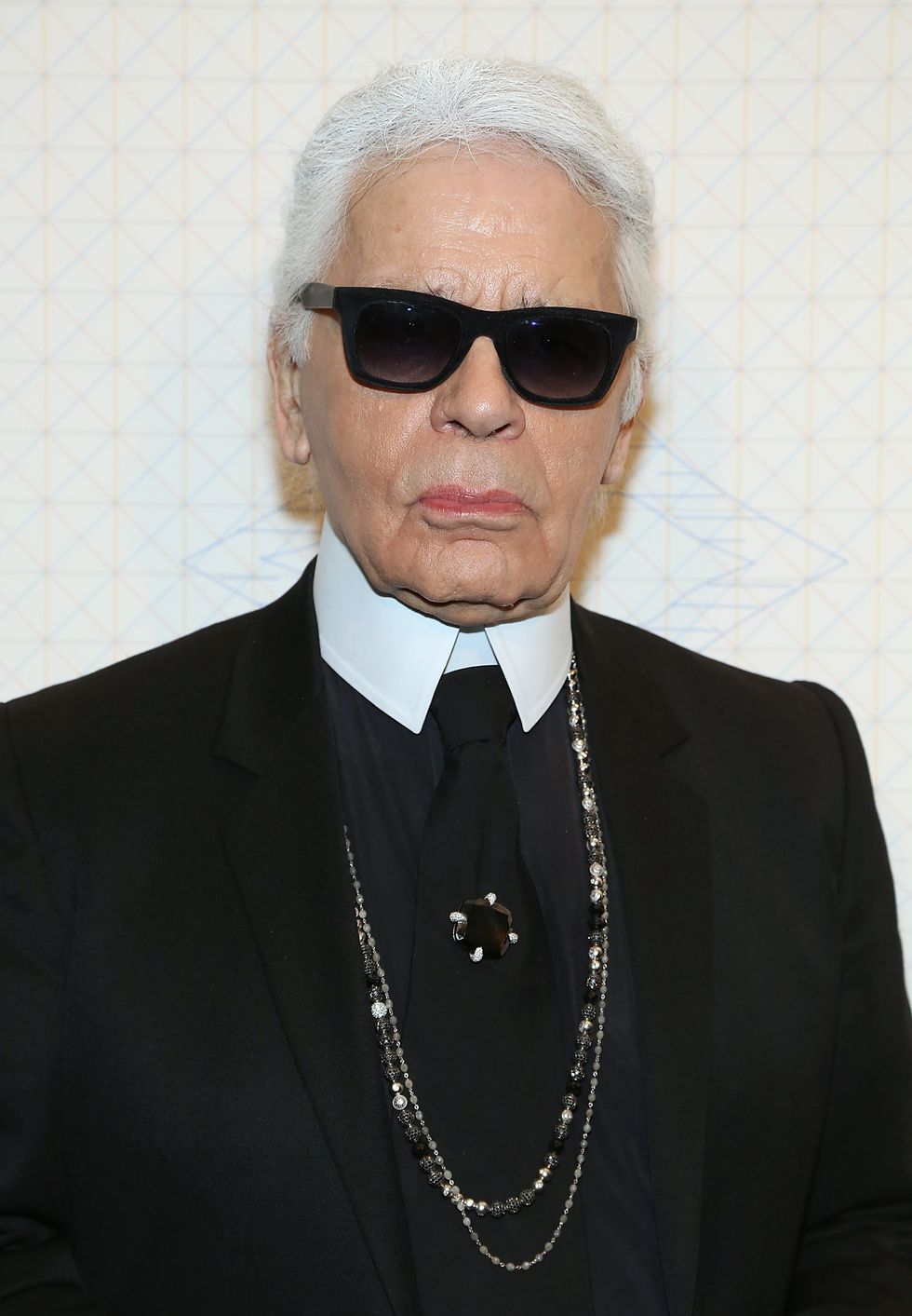 Karl Lagerfeld says that benefits should only go to well-dressed people