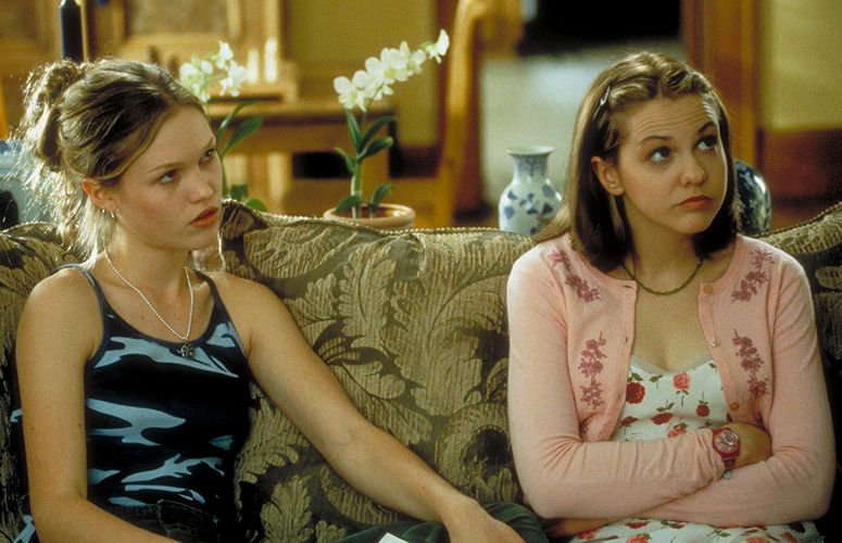 Kat and Bianca pissed off in 10 Things I Hate About You