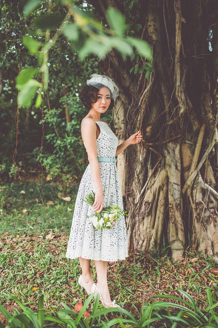 Clothing, Green, Dress, People in nature, One-piece garment, Waist, Day dress, Beauty, Trunk, Trunk, 