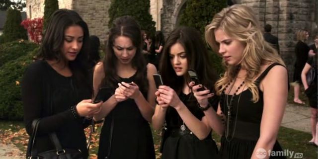 Pretty Little Liars girls on their phones