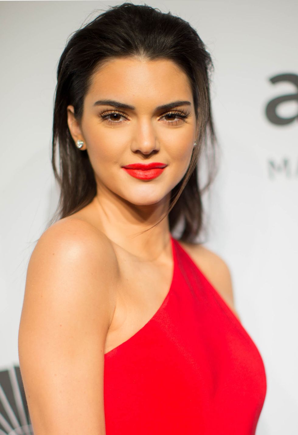 Kendall Jenner does brunette bombshell at amfAR gala