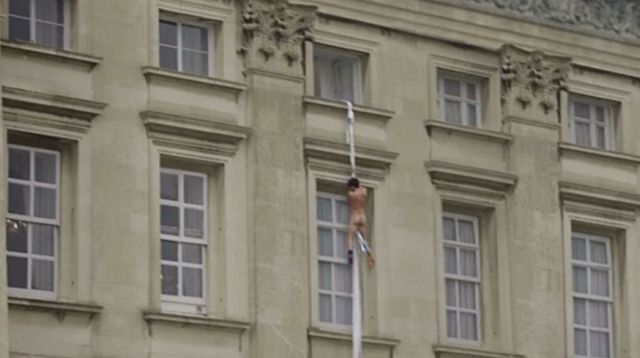 Man clambering out of Buckingham Palace window naked is sadly a hoax