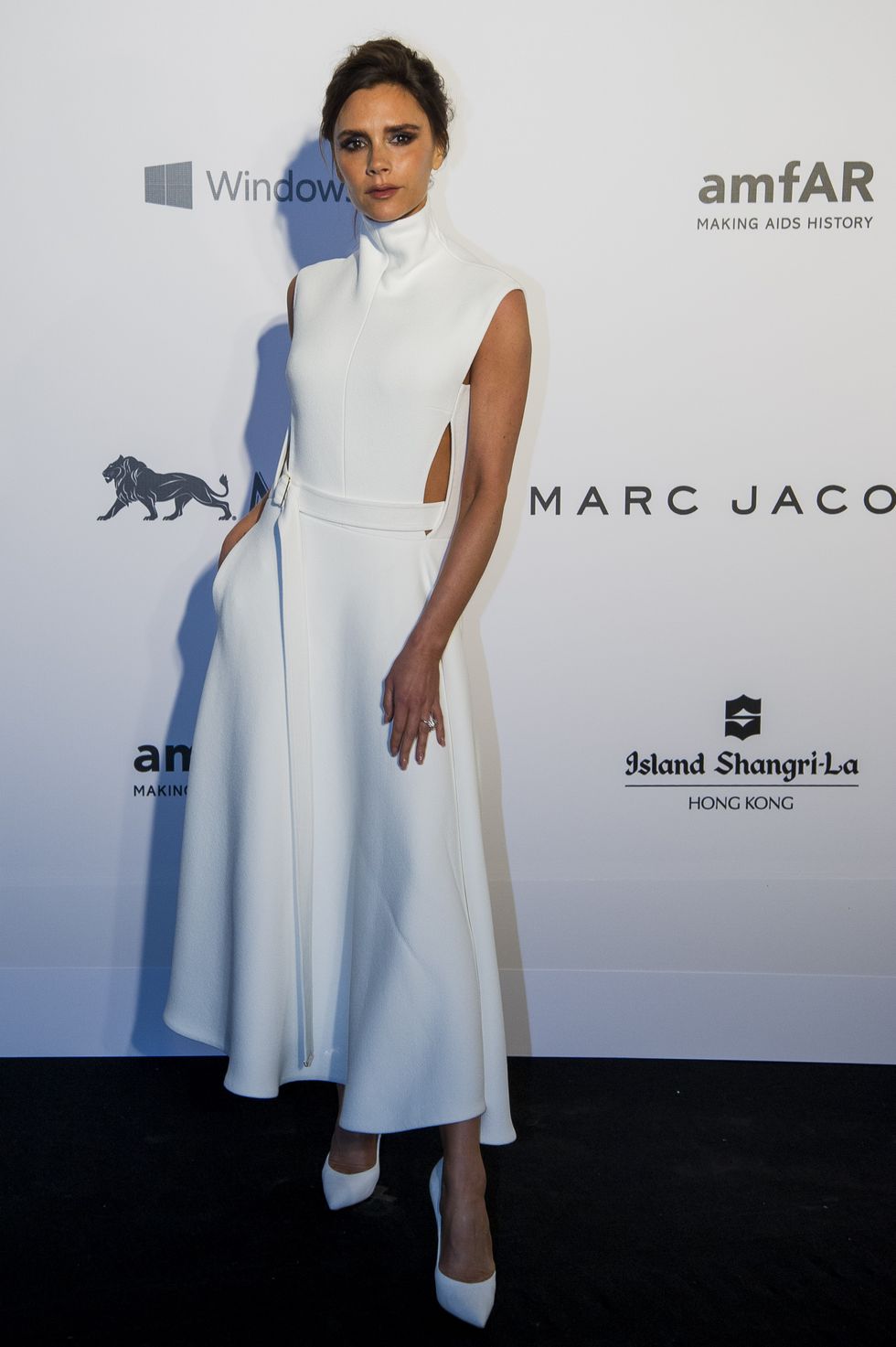 Victoria Beckham wears white dress to the Hong Kong amfAR Gala 2015
