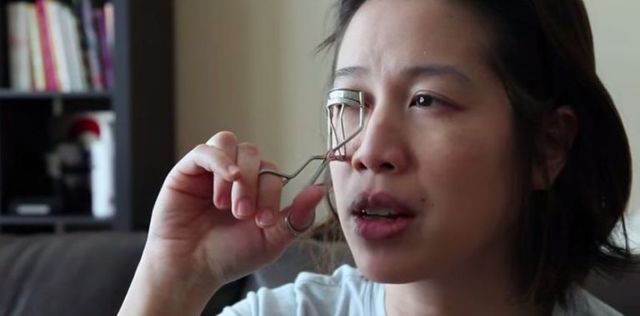 Inspiring video shows how the blind apply makeup