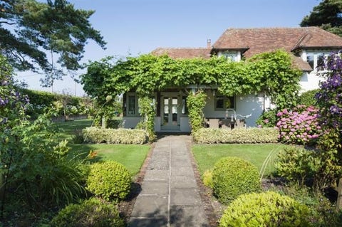 9 Best Affordable Cottages In The Uk For Amazing Group Holidays Ivy Roost Cottage New Forest Ninety Minutes Drive From London This Is The Chocolate Box Thatched Roof Of Your Dreams Five Bedrooms 12 Seater