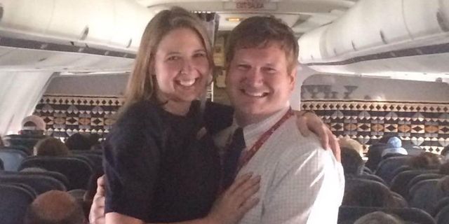 Pilot surprises flight attendant girlfriend with inflight proposal
