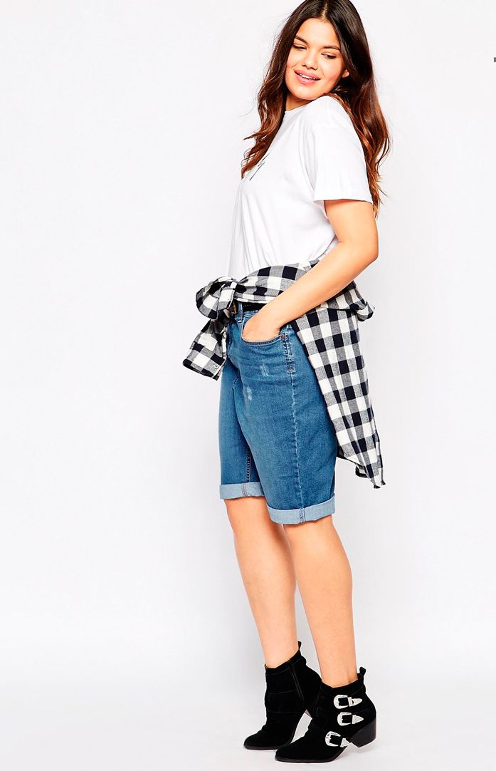 How to wear denim shorts if you're curvy: tie a shirt around your waist