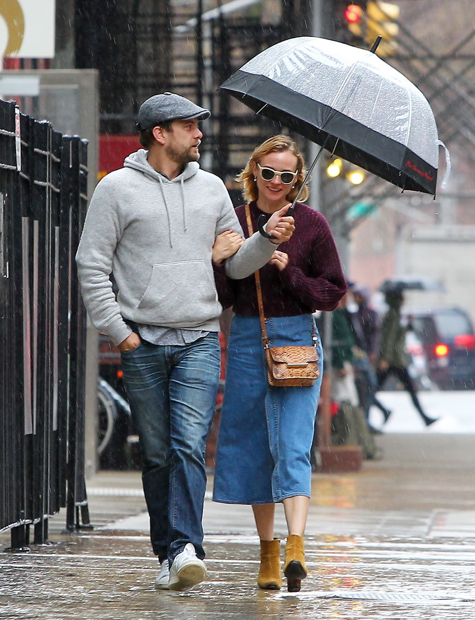 Diane Kruger and Joshua Jackson walking in the rain in New York