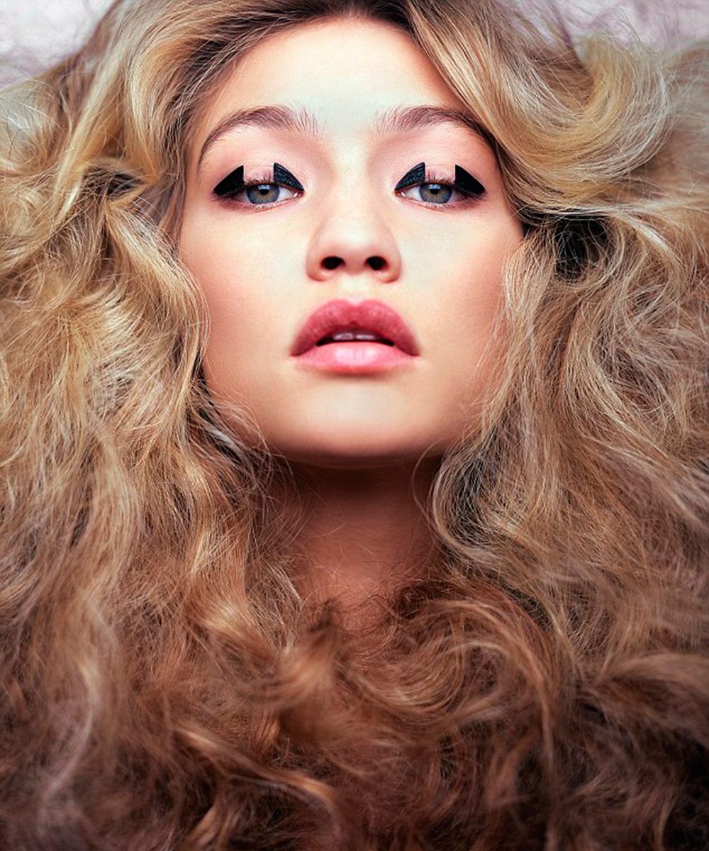 Gigi Hadid s graphic gap eyeliner 70s makeup