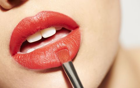 5 tricks to avoid getting lipstick on your teeth