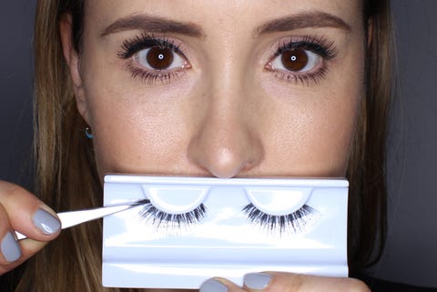 Eine Meisterklasse für falsche Wimpern