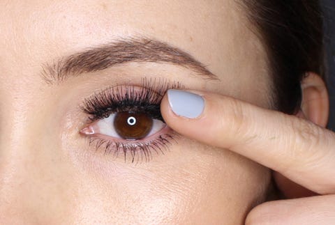 Eine Meisterklasse für falsche Wimpern