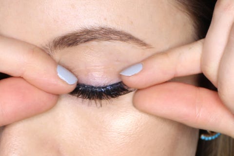 Eine Meisterklasse für falsche Wimpern