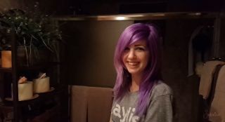 Girl's hair magically changes colour from blue to violet, becomes the new 'the dress'
