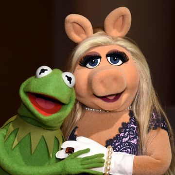 Miss Piggy and Kermit the Frog holding hands