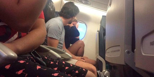 Woman live-tweets awful aeroplane breakup happening next to her